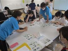 チラシ作成の様子 チラシ作成の様子