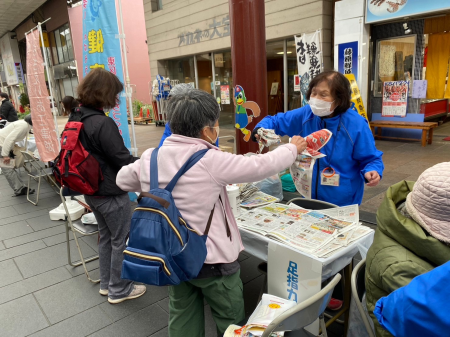 新聞紙丸めの様子