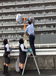 カーブミラー清掃作業(1)