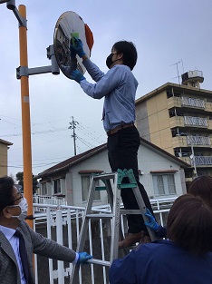 カーブミラー清掃作業(2)