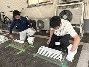 ペンキ塗り作業(2)
