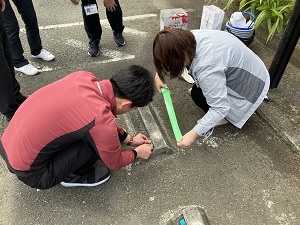 車止め塗装作業(1)