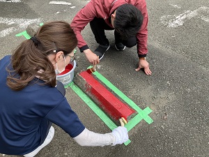 車止め塗装作業(2)