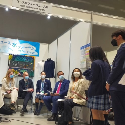 展示会で海外の参加者と交流するユース水フォーラム九州の高校生 展示会で海外の参加者と交流するユース水フォーラム九州の高校生