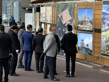 熊本地震直の写真や熊本城復元の写真を熱心に見られている海外参加者 熊本地震直の写真や熊本城復元の写真を熱心に見られている海外参加者