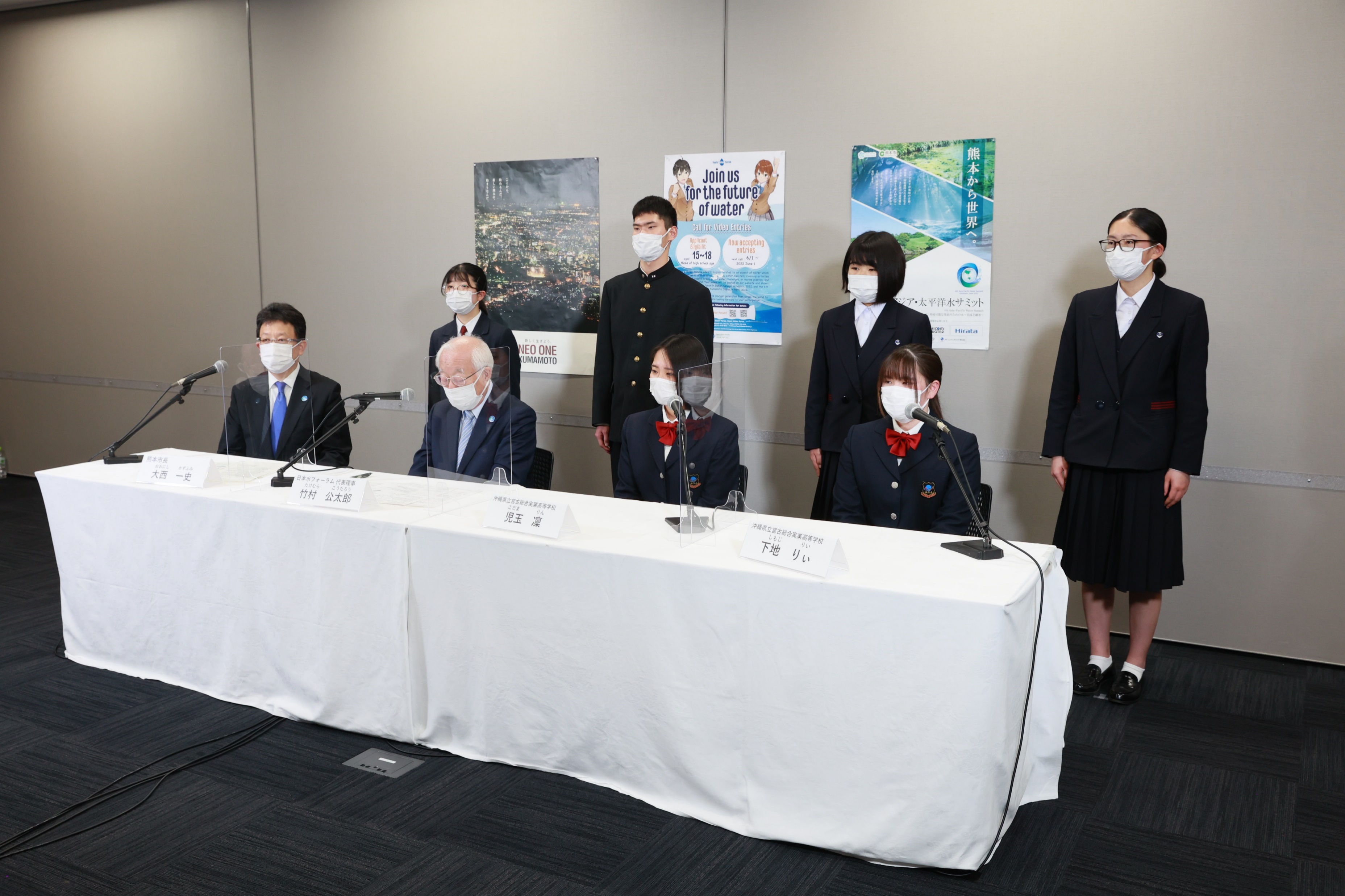 天皇皇后両陛下とオンライン懇談するユース水フォーラム九州の高校生 天皇皇后両陛下とオンライン懇談するユース水フォーラム九州の高校生