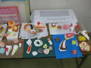 紙粘土に色を付けたスィーツ作品