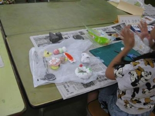 紙粘土に色を付けてスィーツを作りました