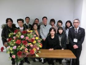 25年度家庭教育講演会講師と関係者の記念写真です