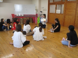 英語リトミックの様子