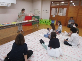 絵本の読み聞かせやわらべうたの話