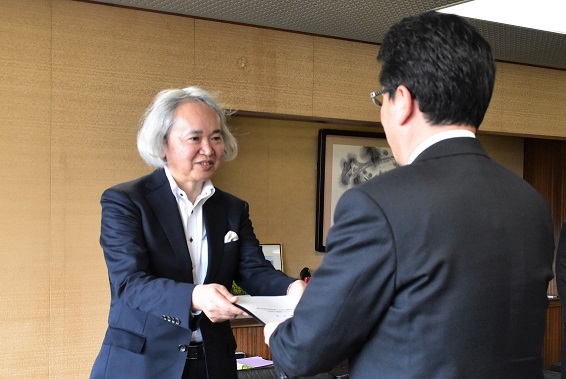 答申（写真）