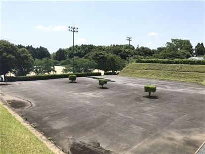 明徳グラウンド駐車場