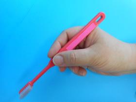 歯ブラシを鉛筆持ちしている写真