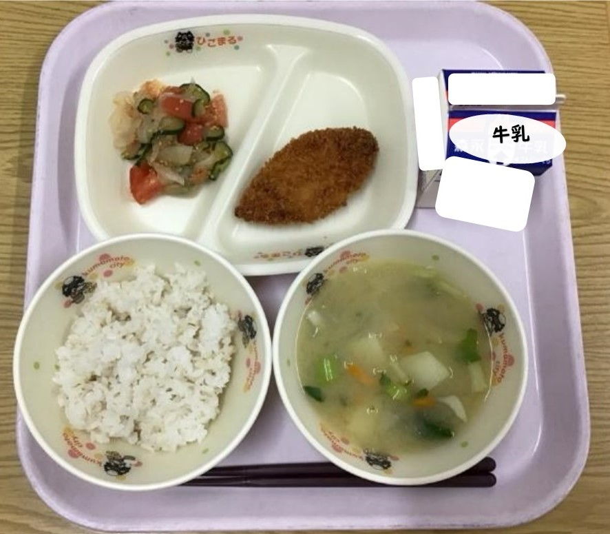 まるくま小06「麦ごはん　しいらのフライ　　トマトときゅうりのあえもの　みそ汁」