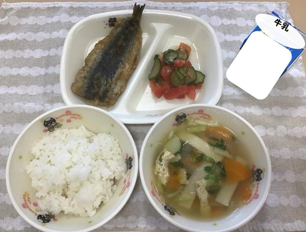 まるくま中06「麦ごはん　いわしの蒲焼　　トマトときゅうりのあえもの　だご汁」