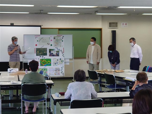 発表の様子(休日のなかまたち) 発表の様子(休日のなかまたち)