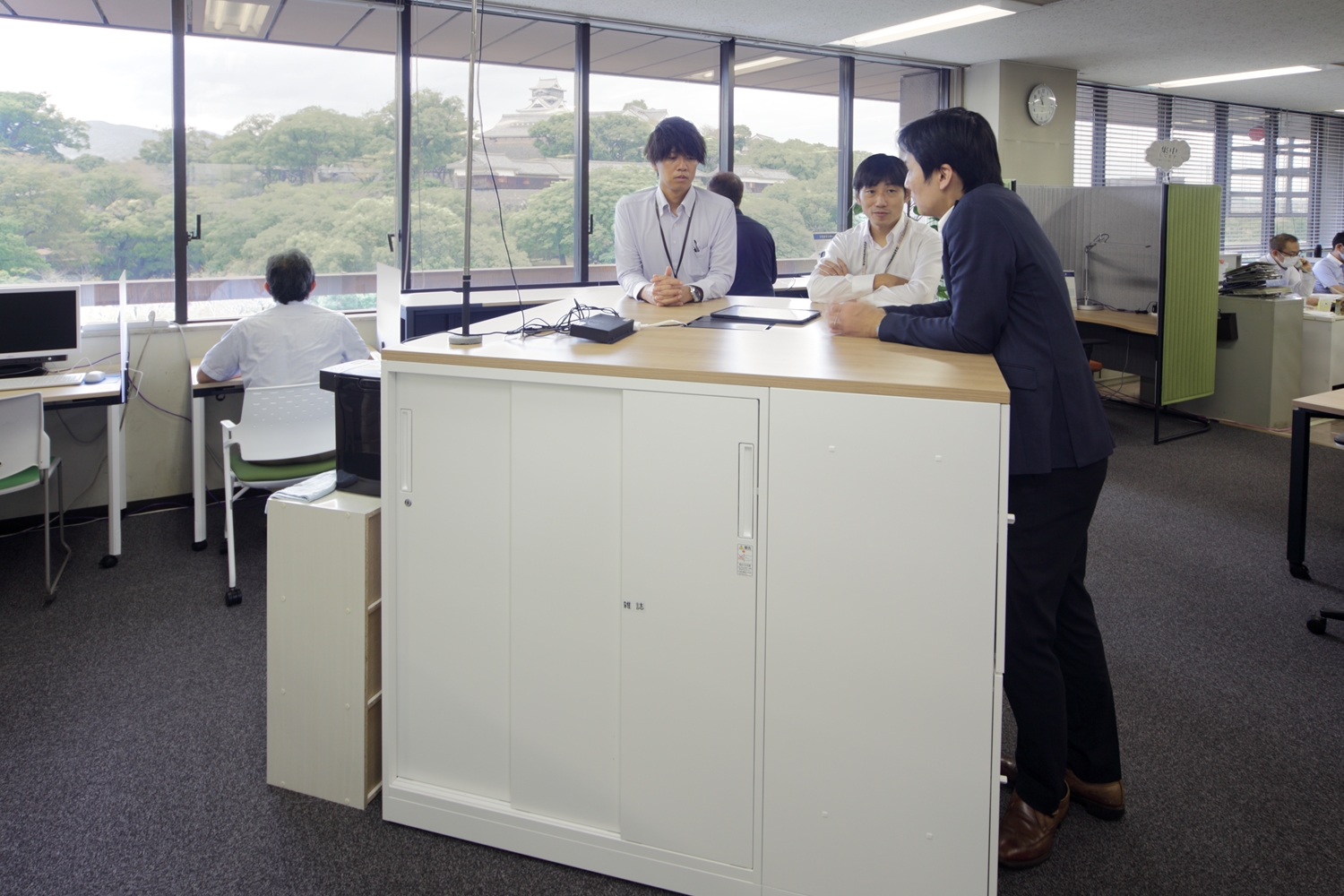 収納庫上部を活用した立ちミーティング 収納庫上部を活用した立ちミーティング