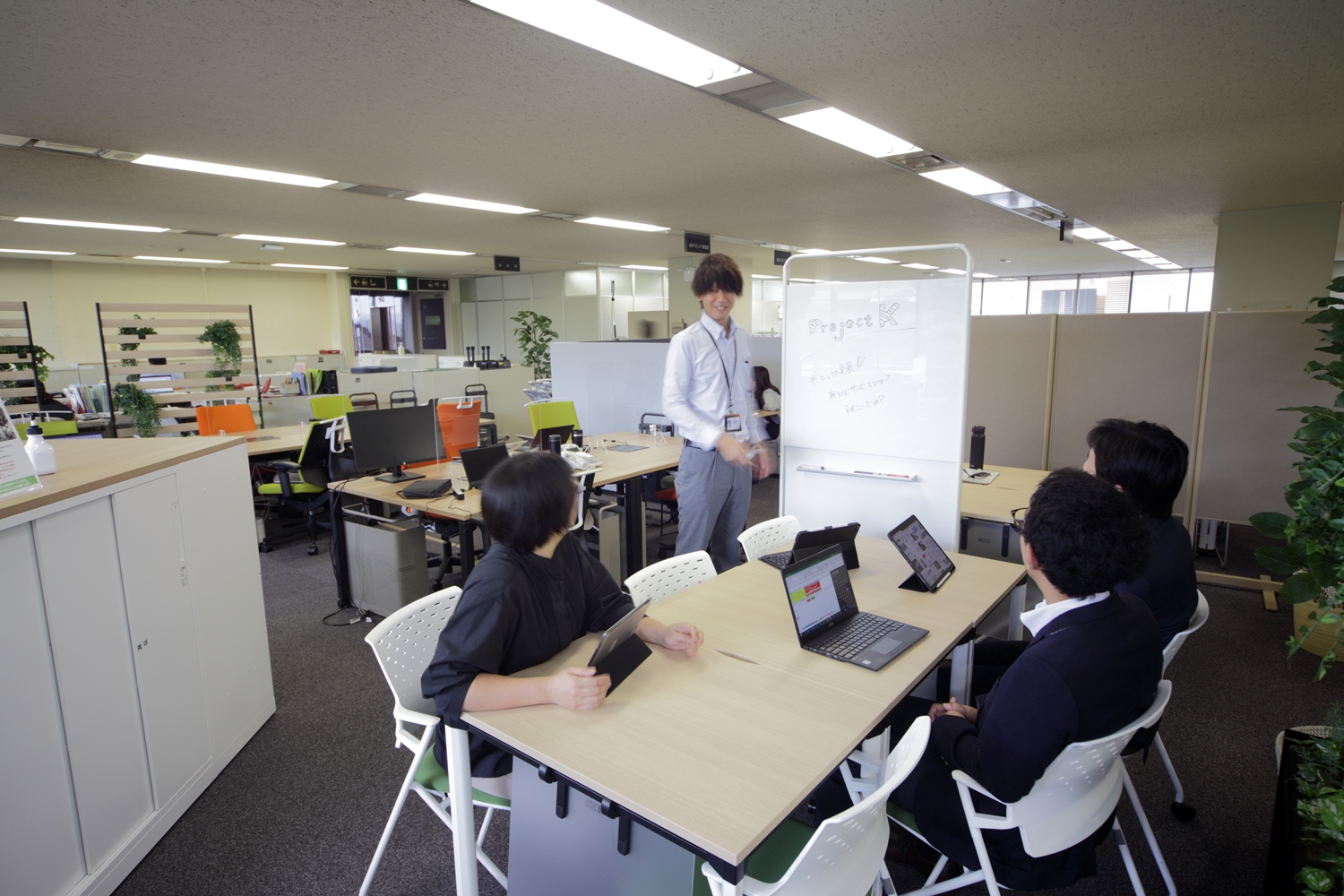 新たなアイデアを生むミーティングコーナー 新たなアイデアを生むミーティングコーナー