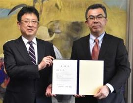（写真左）大西市長・（写真右）越塚登氏