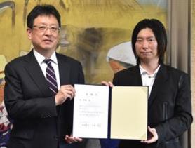 （写真左）大西市長・（写真右）東博暢氏