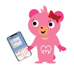 携帯（画面：若者ナビ！）を持つしょうこちゃん