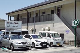 無彩色でデザインされた住宅地の駐車場広告