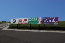 交差点で、大きさと高さ、形を揃えた広告