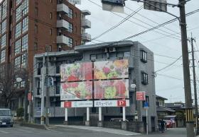 形を揃え、メインの表示に花柄をあしらった広告