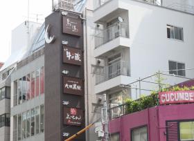 大きさと形を揃え、地色を統一した広告