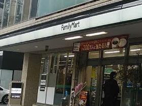 コーポレートカラーではなく、濃茶で表示された広告
