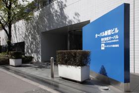 塀の全面を使い、余白を活かしたデザインの広告