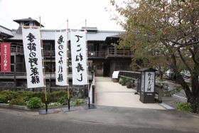 のぼり旗と置看板が白地で統一された広告