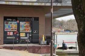 グレーに彩色された公園の自動販売機