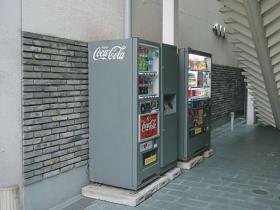グレーに彩色された公共施設の自動販売機