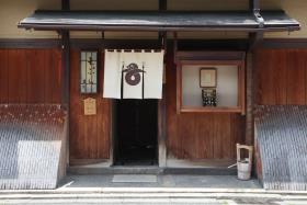 天然素材で統一された玄関口の広告類