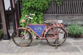 古い自転車を利用した楽しい広告