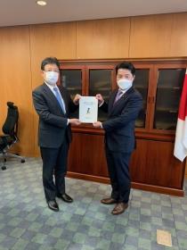 要請書の手交の様子