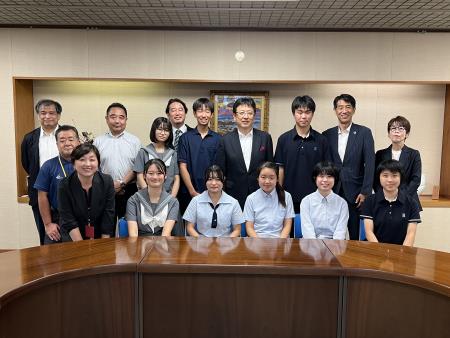 提言会後の集合写真（顧問含）