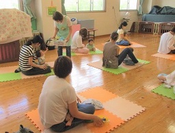 育児講座でのママのサポート 育児講座でのママのサポート