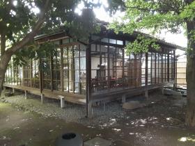 庭から見た淡成居