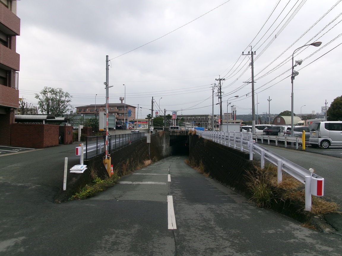 西原地下道(南入口) 西原地下道(南入口)