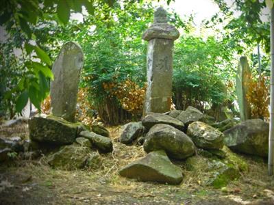 円台寺の石造笠塔婆