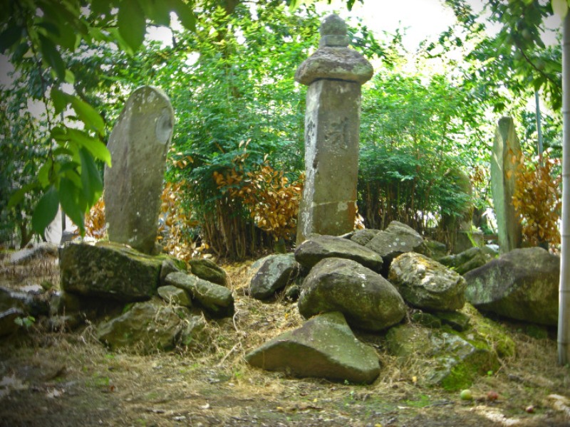 円台寺の石造笠塔婆
