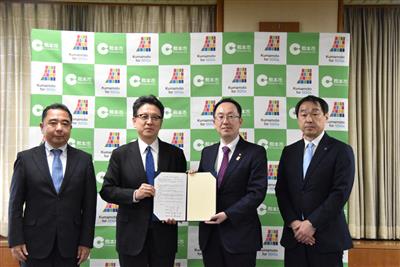 左から遠藤洋路教育長、大西一史市長、皆川治鶴岡市長、成澤和則鶴岡市教育長