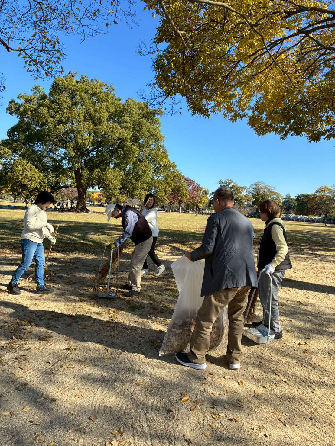 LINE_ALBUM_2025.11.13二の丸清掃_251124_3