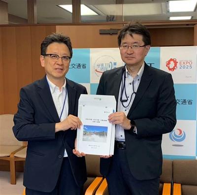 廣瀬 昌由 国土交通省 技監に要望書を手交しています。