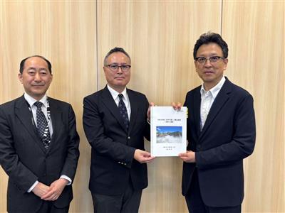 三浦  明 デジタル庁 国民向けサービスグループ 次長に要望書を手交しています。