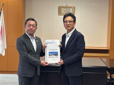 金城 泰邦 文部科学大臣政務官に要望書を手交しています。