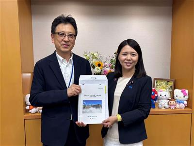 友納 理緒 内閣府大臣政務官に要望書を手交しています。